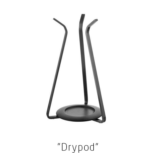 Trockenständer "DryPod" schwarz, Verwendungsempfehlung: Mit diesem eleganten Gestell können alle Zieher Dekanter nach dem Spülen einfach kopfüber zum Nachtrocknen aufgestellt werden. Restfeuchte wird in einer Schale aufgefangen.